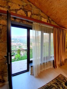 Vista generica sulle montagne o vista sulle montagne dall'interno del bed & breakfast