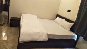 A bed or beds in a room at Jayshin Lake Vaitarna Resort - Igatpuri