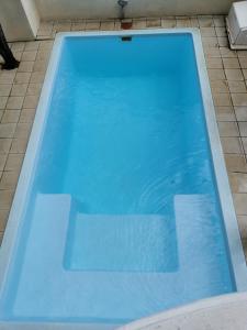 - une grande piscine bleue revêtue de carrelage dans l'établissement Royal Studio, à Flic-en-Flac