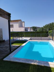 - une piscine dans l'arrière-cour d'une maison dans l'établissement Casa Montegama, à San Nicolás del Puerto