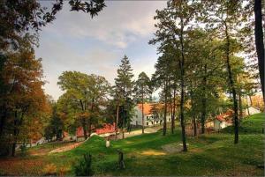 un parque con árboles y casas en una colina en Keresztkúti Erdei Pihenőhely, en Kőszeg