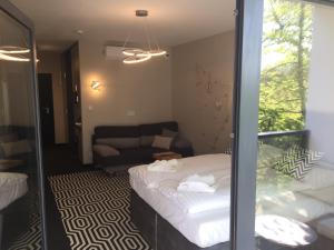 Un pat sau paturi într-o cameră la Solny Resort Apartamenty Baltic
