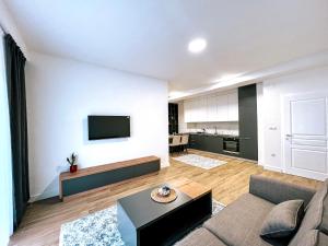 ein Wohnzimmer mit einem Sofa und einem TV in der Unterkunft Luxury apartment Struga in Struga