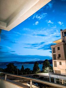 Blick auf das Wasser vom Balkon eines Gebäudes in der Unterkunft Luxury apartment Struga in Struga