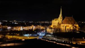 una vista de la ciudad por la noche con una iglesia en Hotel Domizil, en Erfurt