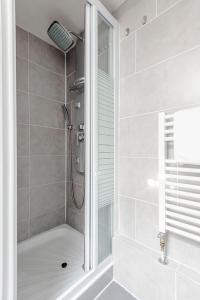 eine Dusche mit Glastür im Bad in der Unterkunft Garden Cottage in Zandvoort