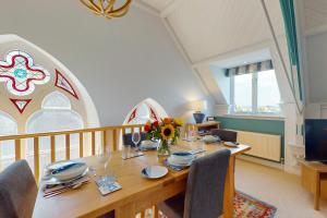 ein Esszimmer mit einem Holztisch und Stühlen in der Unterkunft Church Mews in Exmouth