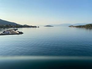 - une vue sur une grande étendue d'eau dans l'établissement Seaside Apartment in Glyfada-Trizonia, à Glyfada Fokidas