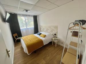 - une chambre avec un lit et une échelle dans l'établissement LORIENT EXPRESS, à Lorient
