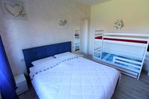 um quarto com uma cama e 2 beliches em Casa Francia em Follonica