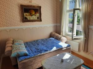 Cette petite chambre comprend un lit et une fenêtre. dans l'établissement Romantiline kesklinna Aia tänava apartement, à Pärnu