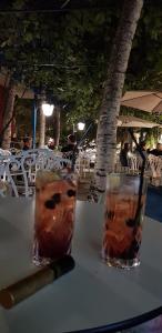 dwie szklanki herbaty siedzące na stole na zewnątrz w obiekcie Villa Themistokli w mieście Korcza