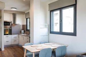 a kitchen with a table and chairs and a window at Moderno apartamento con Piscina y Parking in Granada