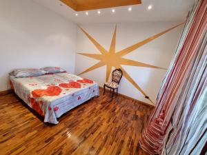 sypialnia z łóżkiem i gwiazdą na ścianie w obiekcie La MAISON B&B w mieście Ceccano