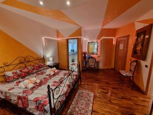 sypialnia z łóżkiem w pokoju w obiekcie La MAISON B&B w mieście Ceccano +4 zdjęcia