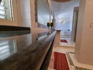 przedpokój z blatem oraz łazienka z wanną w obiekcie La MAISON B&B w mieście Ceccano