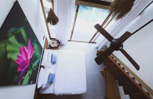 Habitación con ventilador de techo y ventana. en Satya Boutique Resort & Spa, en Isla Havelock