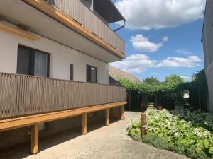 einen Hinterhof mit einer Holzterrasse und einem Garten in der Unterkunft Apetlon`er Familie Böhm in Apetlon