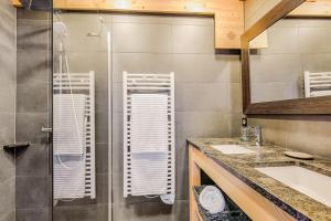 La salle de bains est pourvue d'une douche et d'un lavabo. dans l'établissement Beautiful 3-rooms flat Terrace - Sun - Calm, à Annecy-le-Vieux