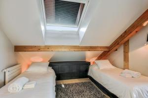 - 2 lits dans une petite chambre avec fenêtre dans l'établissement Beautiful 3-rooms flat Terrace - Sun - Calm, à Annecy-le-Vieux