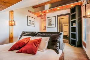 - une chambre avec un lit doté d'oreillers rouges et blancs dans l'établissement Beautiful 3-rooms flat Terrace - Sun - Calm, à Annecy-le-Vieux