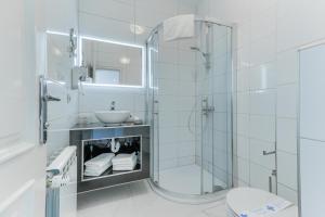 卡什泰拉Hotel Riva Kaštela with swimming pool的带淋浴和水槽的浴室