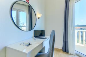Hotel Riva Kaštela with swimming pool的电视和/或娱乐中心