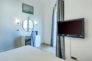Hotel Riva Kaštela with swimming pool的电视和/或娱乐中心