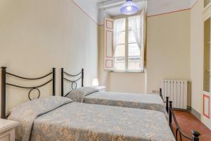 A bed or beds in a room at Dimora Fillungo - Affitti Brevi Italia