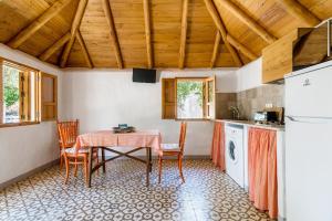 eine Küche mit einem Tisch und Stühlen im Zimmer in der Unterkunft Casita-estudio El Castaño in El Palmar