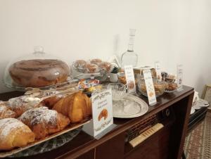 ein Buffet mit Gebäck und Brot auf dem Tisch in der Unterkunft Terra d'Amuri Hotel in Catania
