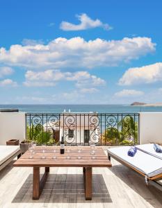 una mesa en un balcón con vistas al océano en MEDANO4YOU The Playa Chica Loft en El Médano