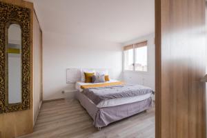 Giường trong phòng chung tại HONORÊ SUITE SAINT ANTOINE +5 ảnh