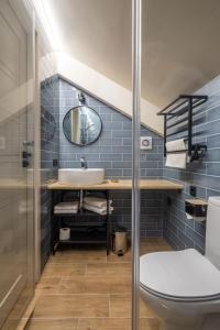 La salle de bains est pourvue d'un lavabo et de toilettes. dans l'établissement B2 Apartments, à Klaipėda