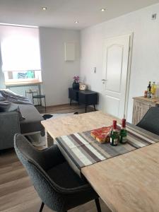 uma sala de estar com uma mesa com um prato de comida em Nibelungen Boardinghouse 1 Zimmer Apartment em Lindenfels