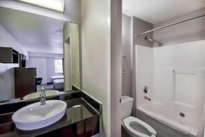 Ένα μπάνιο στο Motel 6-Warren, MI - Detroit East +16 φωτογραφίες