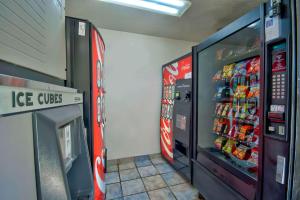 une épicerie avec une machine à glaces et à soda dans l'établissement Motel 6-Warren, MI - Detroit East, à Warren