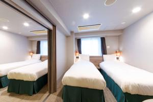 Un pat sau paturi într-o cameră la Best Western Hotel Fino Osaka Shinsaibashi