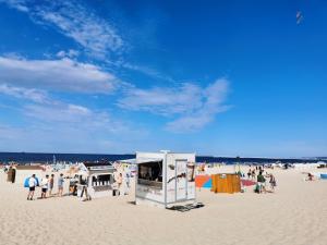 a group of people standing on a beach at PARKIDYLLE (Familien Apartment, 3 Zimmer,2 Schlafzimmer,Balkon) in Świnoujście