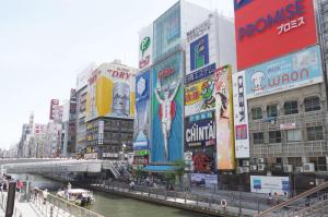 大阪的住宿－Best Western Hotel Fino Osaka Shinsaibashi，一座有许多建筑物的城市和一条有众多标志的河流