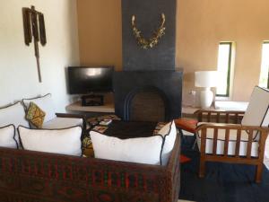 ein Wohnzimmer mit einem Sofa und einem Kamin in der Unterkunft Palais Mandarine in Taroudant