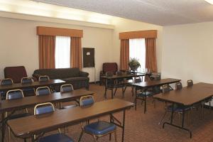 une salle de classe avec des tables, des chaises et un canapé dans l'établissement Days Inn by Wyndham Augusta Washington Rd, à Augusta