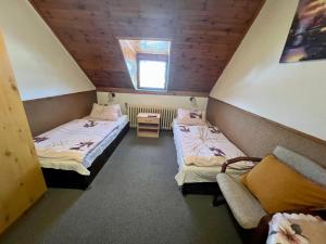 Tempat tidur dalam kamar di Restaurace a penzion Na Růžku