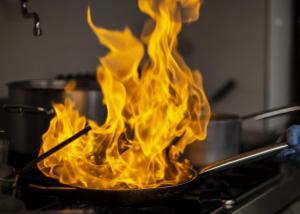 uma panela cheia de fogo em cima de um fogão em Hotel Edelweiss em Limone Piemonte