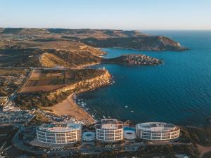 uma vista aérea de um resort perto do oceano em Radisson Blu Resort & Spa, Malta Golden Sands em Mellieħa