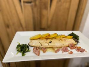 Makanan di atau berdekatan hotel