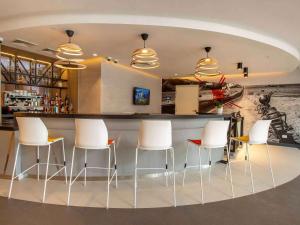 El salón o zona de bar de ibis Styles Lima Benavides Miraflores