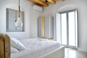 Кровать или кровати в номере Mystic Villas Koufonisi