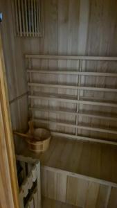 モハカルにあるTRIPLEX DE LUJO EN MOJACARの小さなバスルーム(トイレ付)が備わります。