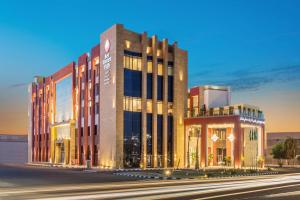 Best Western Plus Al Qurayyat City Center في القريّات: تصميم المبنى على شارع المدينة